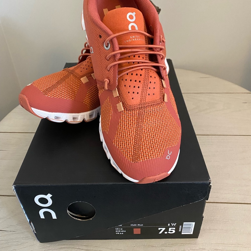 On Cloud womans 7.5 chili/rust sneakers